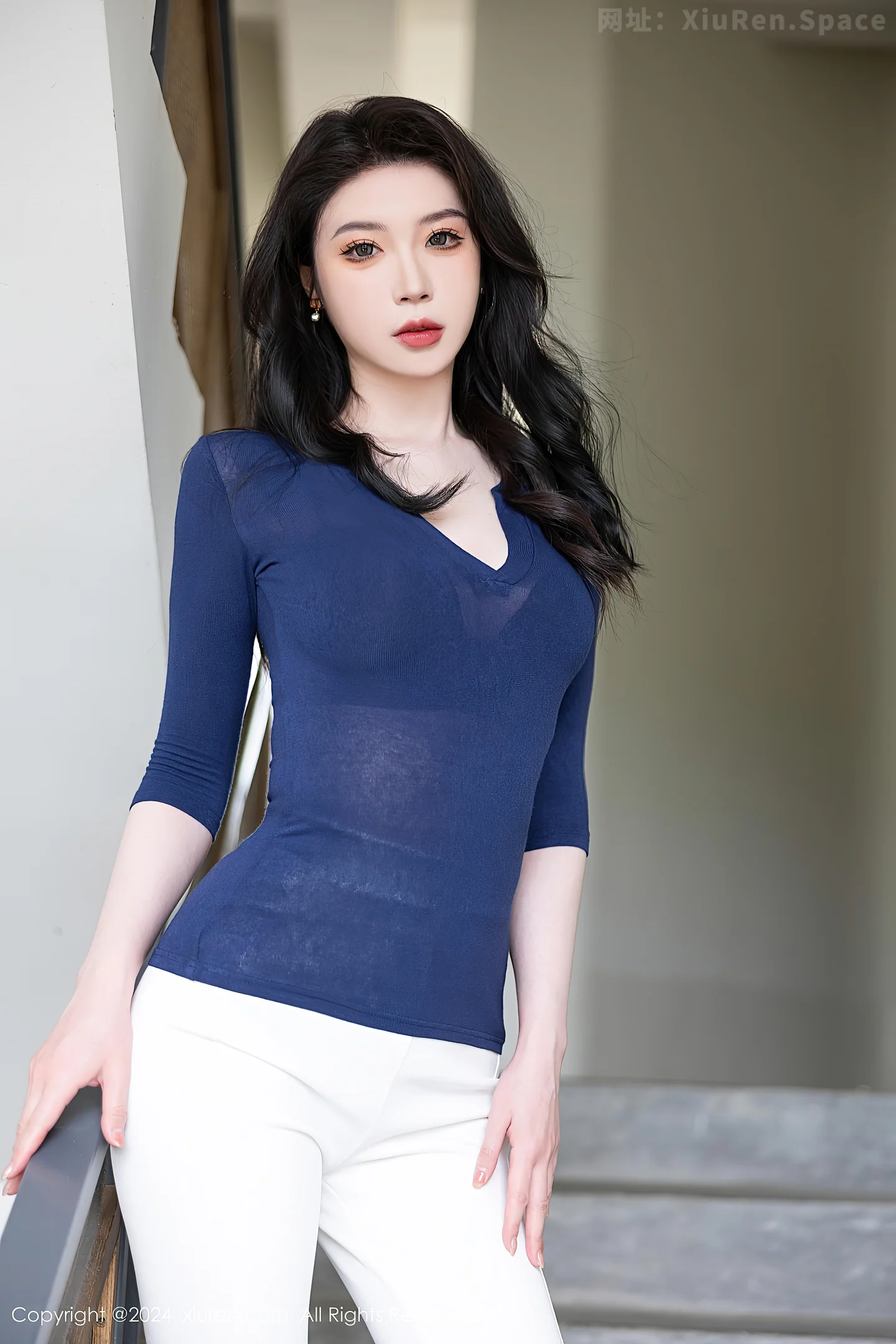 图片[4]-[XiuRen秀人网] VOL.9355 模特梦心玥性感深蓝V领露蓝色蕾丝内衣秀高挑曼妙身姿诱惑写真83P-秀人网官方网站